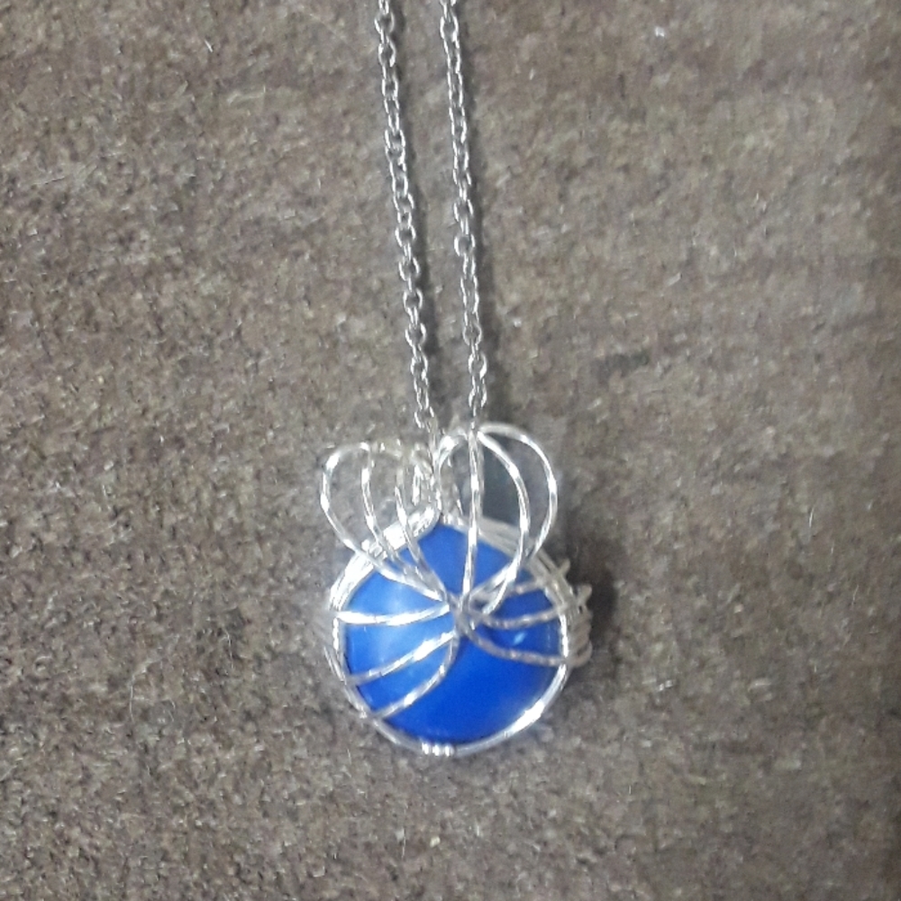 Lapis lazuli pendant with chain